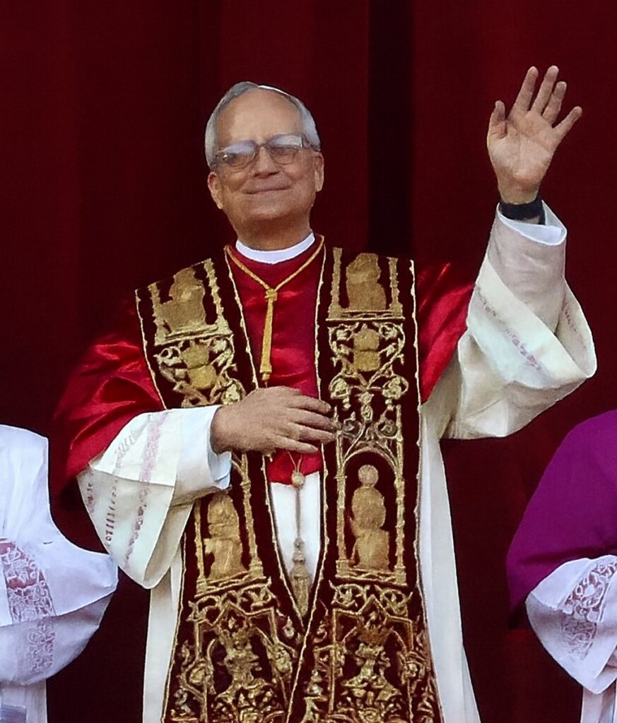 Paus Leo XIV mengenakan jubah putih saat menghadiri acara resmi