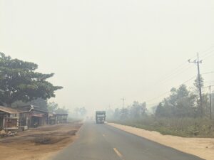 Asap tebal menyelimuti jalan di Palangka Raya, Kalimantan Tengah, saat kebakaran hutan dan lahan