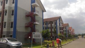 Gedung asrama mahasiswa Universitas Telkom di Bandung sebagai ilustrasi lokasi peristiwa.