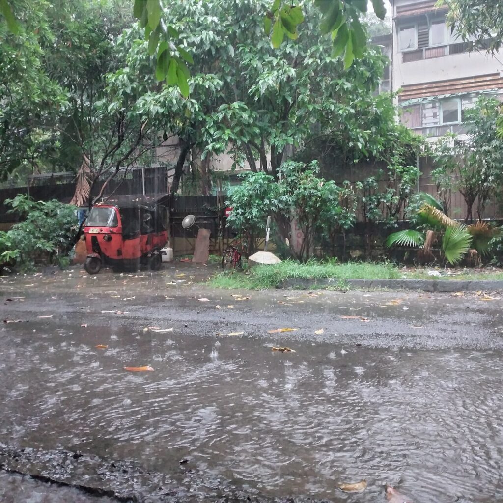 Hujan deras turun di kawasan perkotaan Indonesia pada sore hari