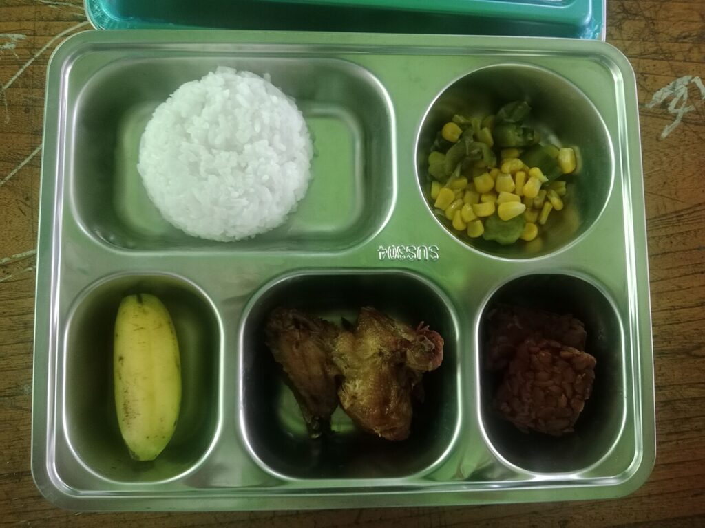 Contoh makanan yang disajikan pada program Makan Bergizi Gratis di sebuah sekolah