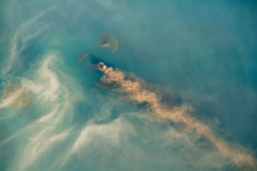 Gunung Anak Krakatau di Selat Sunda terlihat dari udara saat mengeluarkan asap