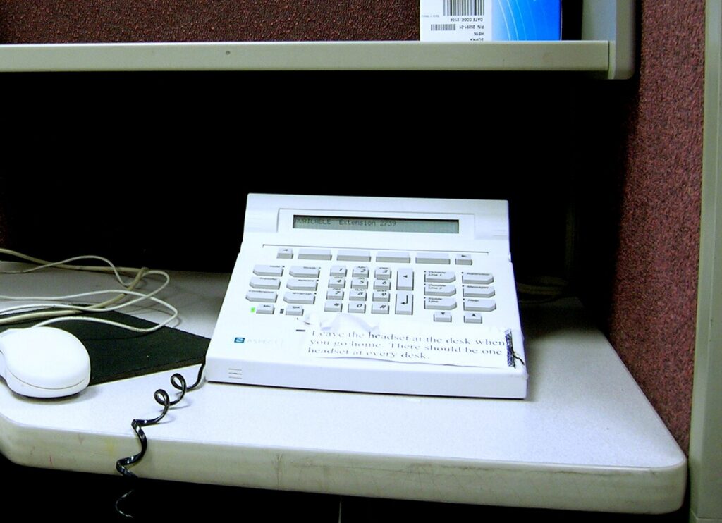 Deretan telepon di pusat layanan panggilan