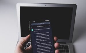 Ponsel pintar menampilkan aplikasi ChatGPT di layarnya