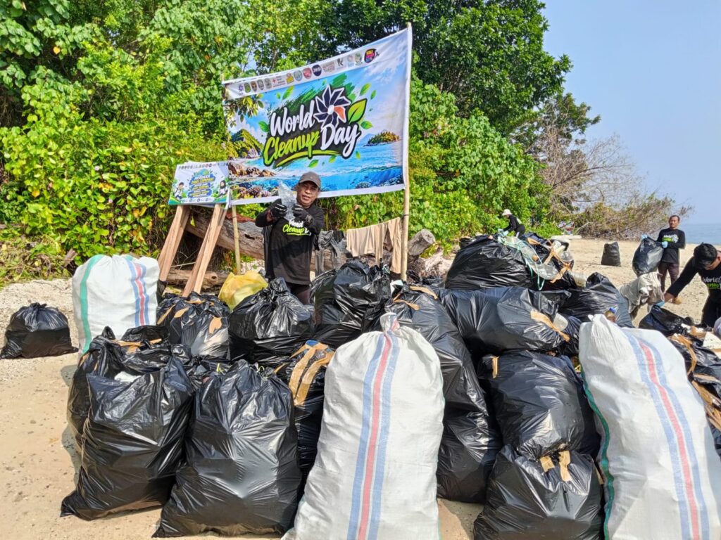 Aksi bersih pantai dan transplantasi terumbu karang di Pulau Bulu Poloe, destinasi Luwu Timur