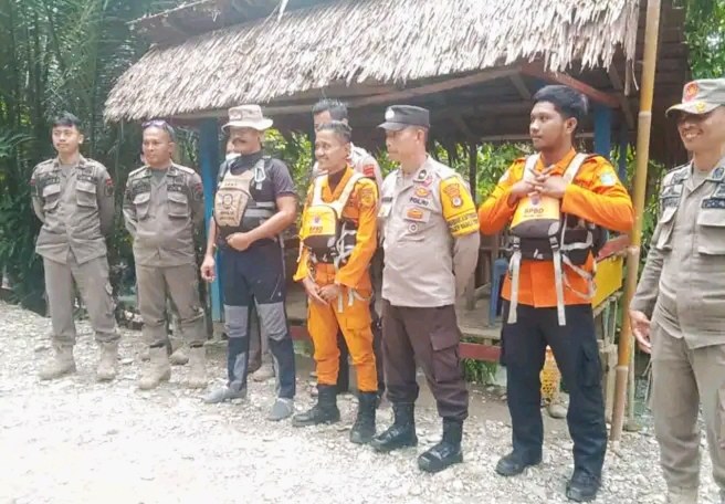 Pengunjung menikmati wisata pantai di pesisir Luwu Timur, salah satu destinasi luwu timur