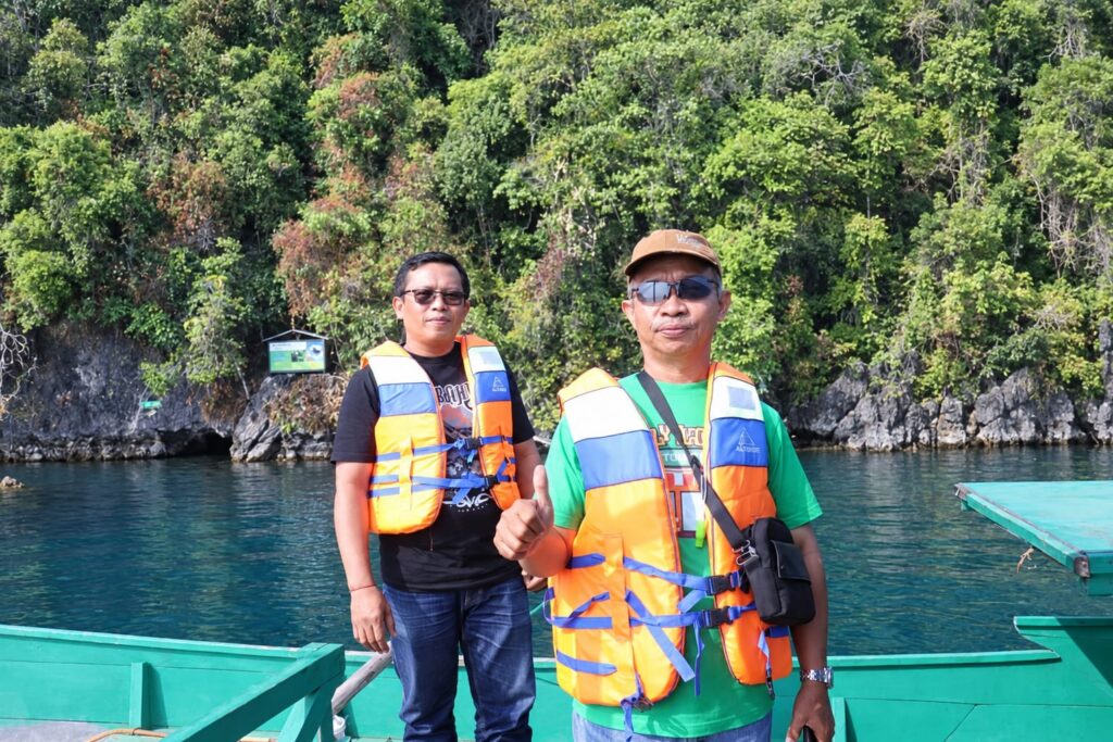 Pengunjung menikmati kawasan Danau Matano di Kecamatan Nuha, destinasi Luwu Timur