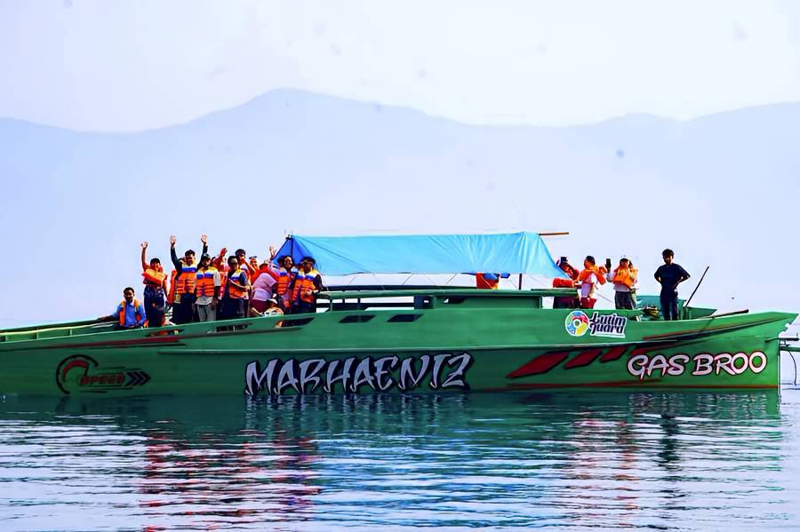 Wisatawan menyusuri kawasan wisata air di Luwu Timur, salah satu destinasi luwu timur selain danau