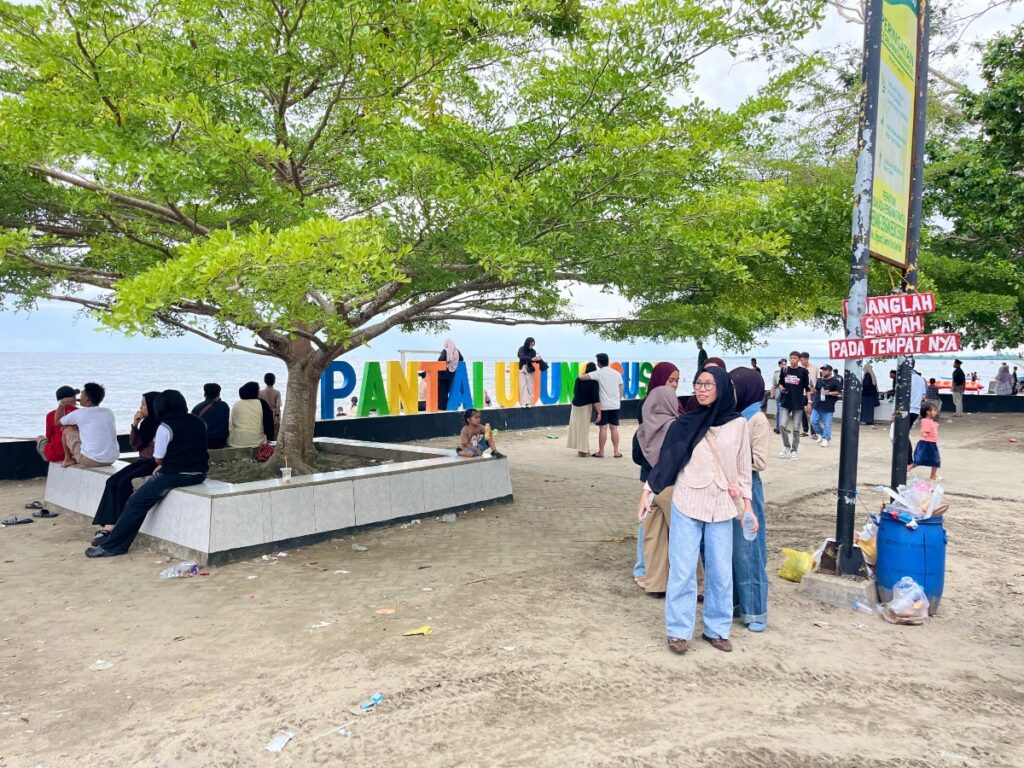 destinasi luwu timur Pantai Ujung Suso ramai pengunjung