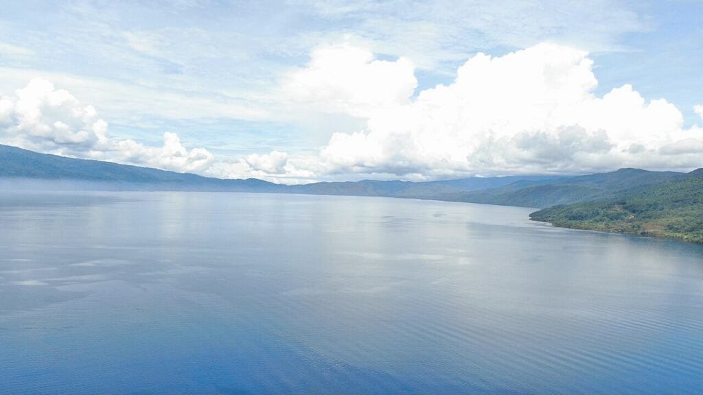 Panorama Danau Matano di Kabupaten Luwu Timur, salah satu destinasi luwu timur andalan Sulawesi Selatan