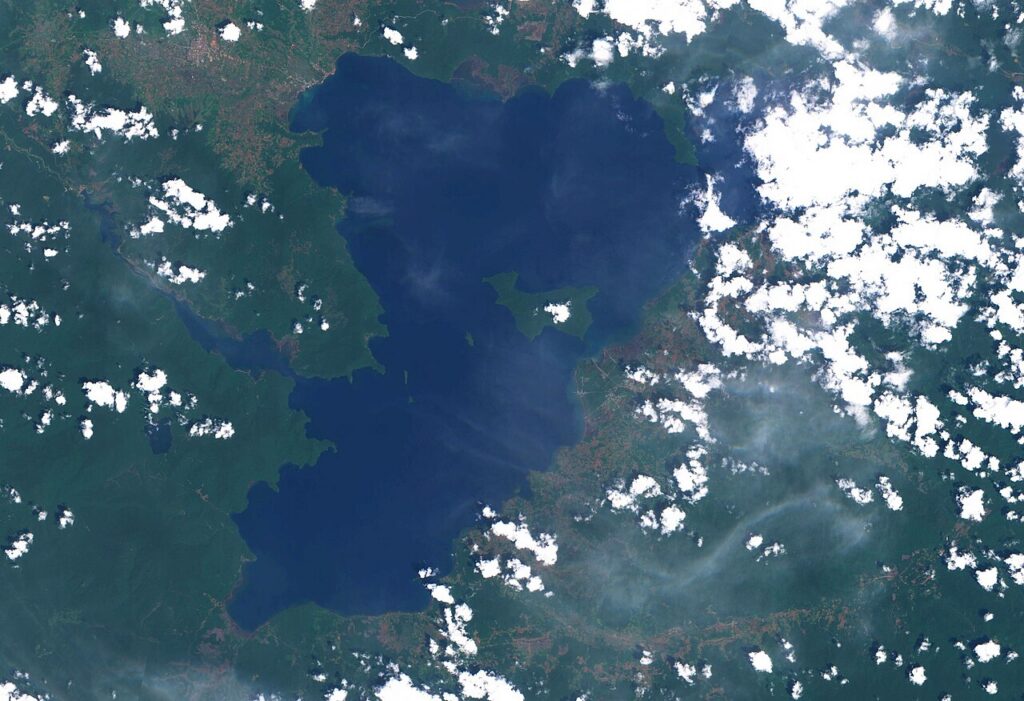 Citra satelit Danau Towuti sebagai salah satu destinasi Luwu Timur di Kecamatan Towuti