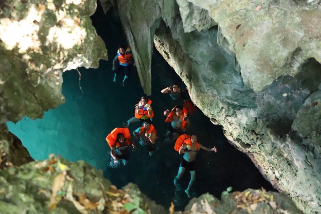 Warga dan wisatawan menyusuri tepian Danau Matano di kawasan destinasi Luwu Timur