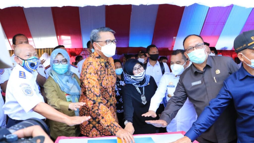 Kapal penyeberangan dan warga di dermaga kawasan wisata Danau Towuti, destinasi luwu timur