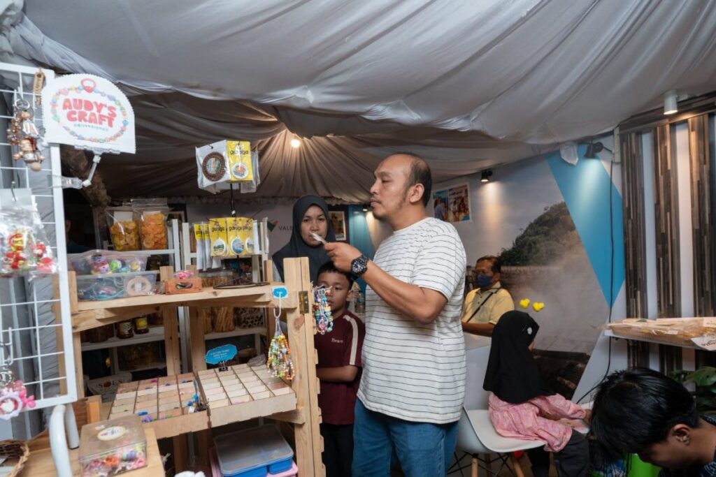 Warga dan pelaku UMKM di Sorowako, Luwu Timur, saat Pekan Expo Koperasi dan UMKM di Lapangan Iniaku, 6-10 Oktober 2026