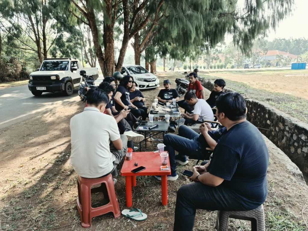 Pemilik Ramiza Coffee di Malili, Luwu Timur, meracik minuman di lapaknya