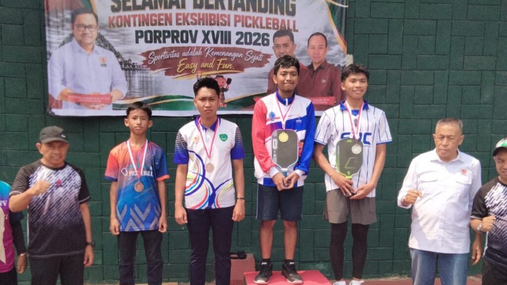 Atlet pickleball Luwu Timur bersama pelatih dan pengurus IPF setelah pertandingan Porprov Sulawesi Selatan 2026