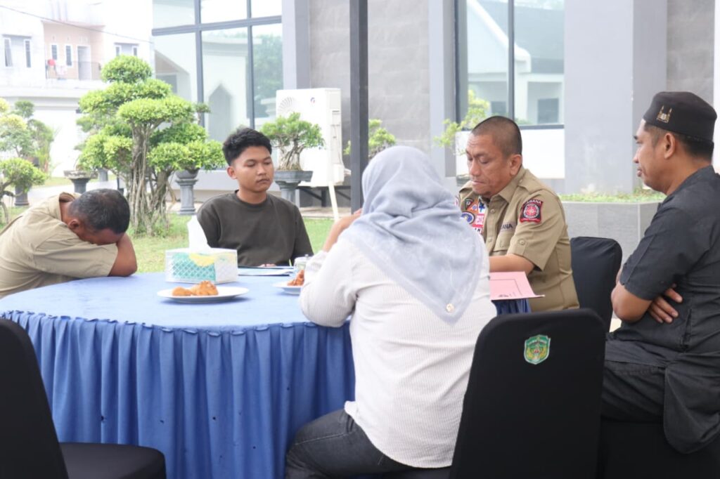 Bupati Luwu Timur Irwan Bachri Syam menerima warga Towuti yang meminta bantuan biaya pengobatan kanker di Malili, 15 Oktober 2026