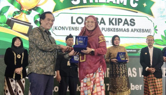 Tim Dinas Kesehatan Luwu Timur bersama penerima penghargaan APKESMI 2026 di Lombok