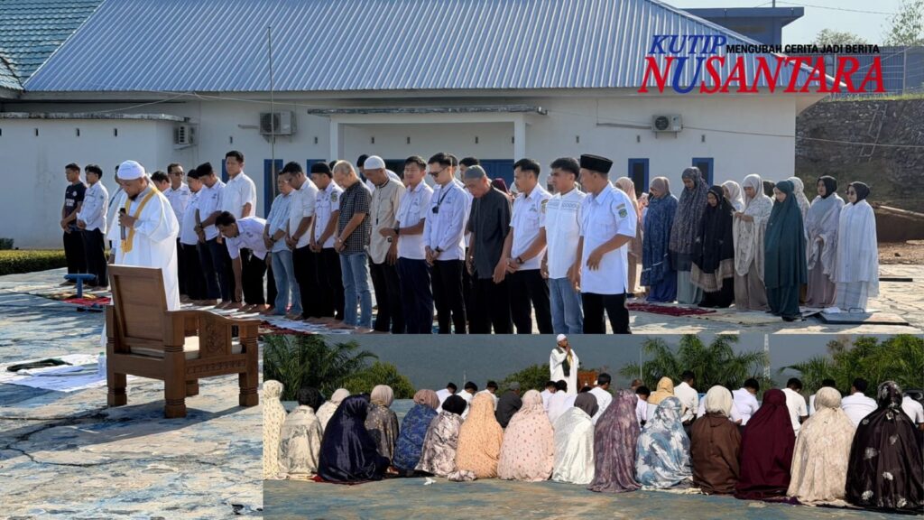 Direktur dan pegawai Perumdam Waemami Luwu Timur mengikuti Sholat Istisqa berjamaah saat kemarau