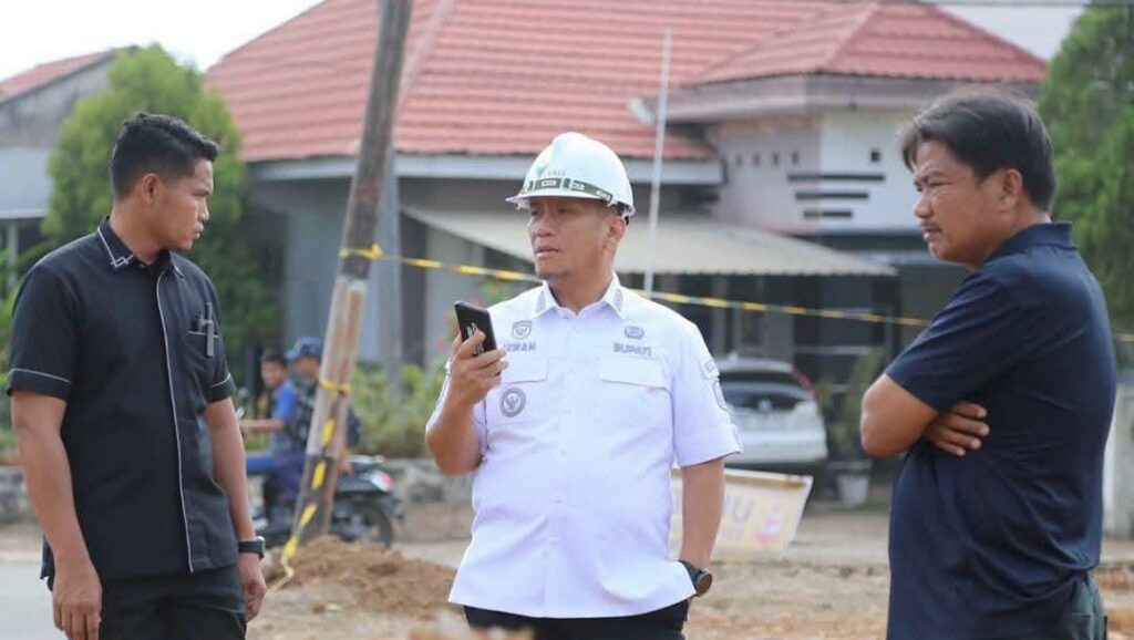 Peninjauan proyek penataan lapangan olahraga di Luwu Timur