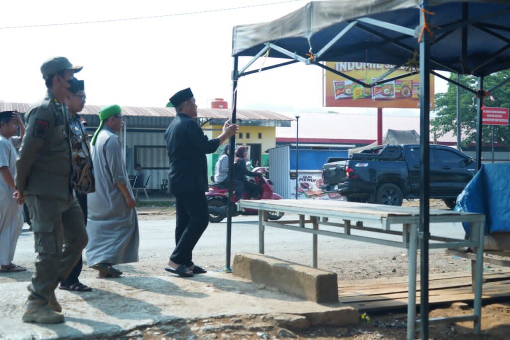 Bupati Luwu Timur meninjau penataan kawasan Pujasera Wawondula di Kecamatan Towuti