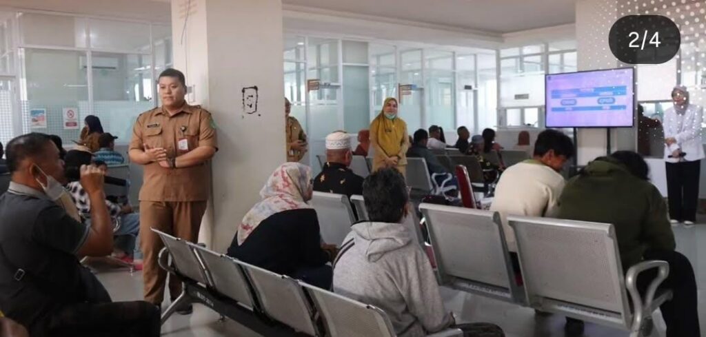 Peserta mengikuti penyuluhan kesehatan jiwa di ruang tunggu poliklinik RSUD I Lagaligo Wotu