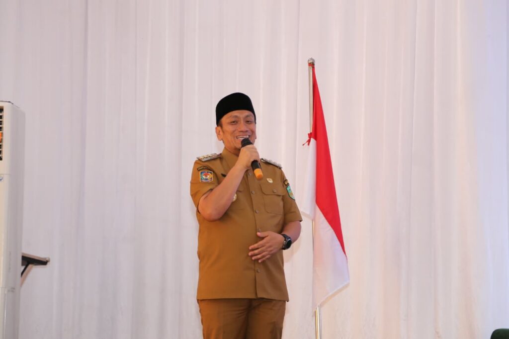 Bupati Luwu Timur dan Dewi Yull pada Tabligh Akbar Parenting di Malili