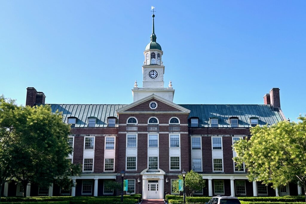 Gedung Fuld Hall di Institute for Advanced Study, Princeton, tempat kelompok penasihat matematika dan AI berkantor