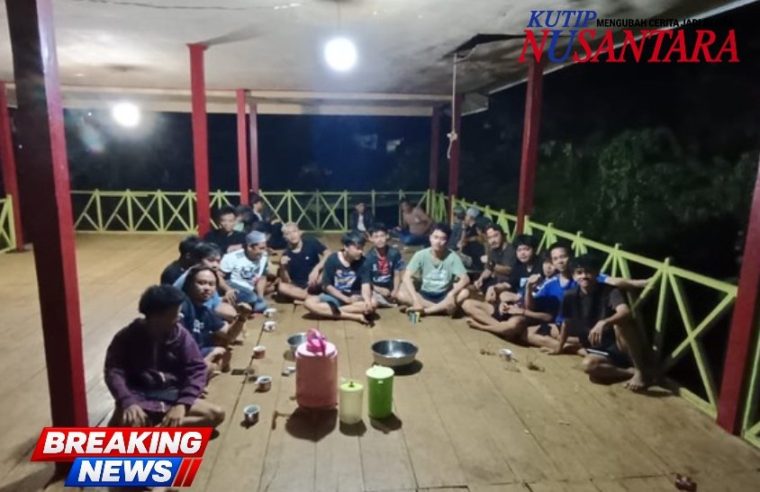 Warga dan petugas di kawasan Balambano, Kecamatan Wasuponda, Luwu Timur, saat pembahasan proyek pipa
