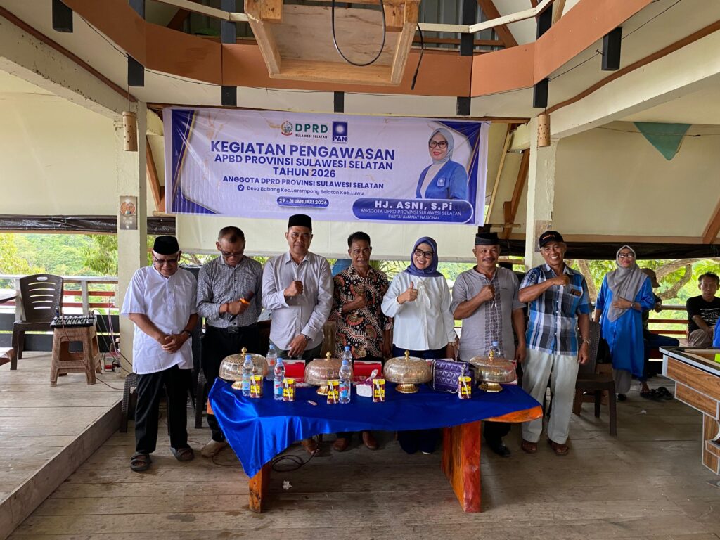 Hj. Asni, S.Pi, anggota DPRD Sulsel dari PAN dapil Luwu Raya, di tengah kegiatan bersama warga