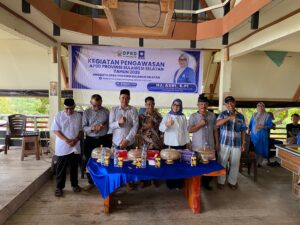 Hj. Asni, S.Pi, anggota DPRD Sulsel dari PAN dapil Luwu Raya, di tengah kegiatan bersama warga