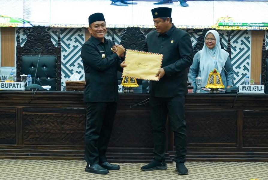 Rapat paripurna DPRD Luwu Timur saat Bupati menyerahkan empat Ranperda, dihadiri jajaran Fraksi PAN Luwu Timur, 12 Oktober 2026