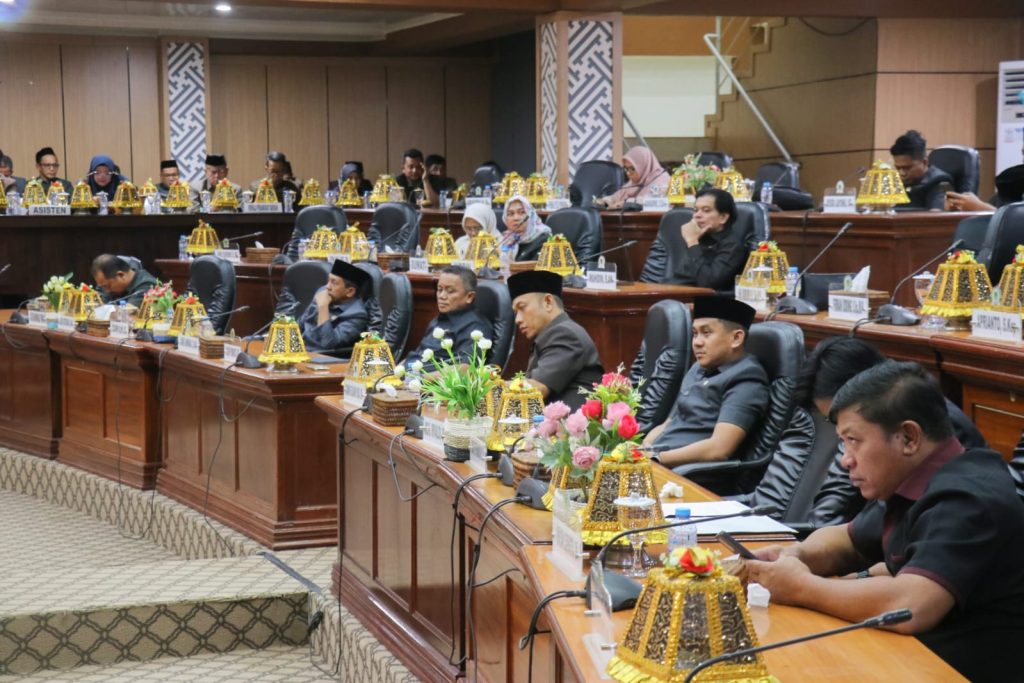 Suasana rapat paripurna DPRD Luwu Timur tempat Fraksi PAN Luwu Timur menyampaikan pandangan anggaran