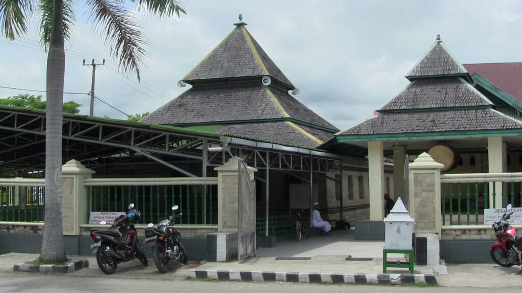 Suasana masjid tua di Sulawesi Selatan sebagai ilustrasi agenda keagamaan PAN Luwu Timur