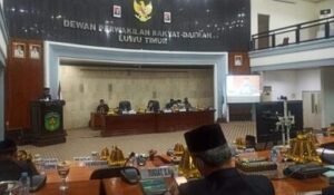 Anggota DPRD Luwu Timur membacakan hasil reses aspirasi warga di sidang paripurna