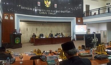 Anggota DPRD Luwu Timur membacakan hasil reses aspirasi warga di sidang paripurna