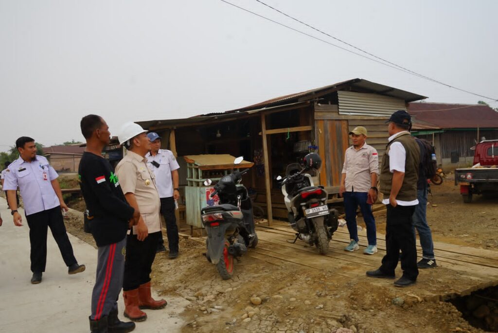 Bupati Luwu Timur meninjau Jembatan Loppe dan pengerjaan jalan beton di Kecamatan Towuti, kawasan akses menuju destinasi pariwisata Lutim