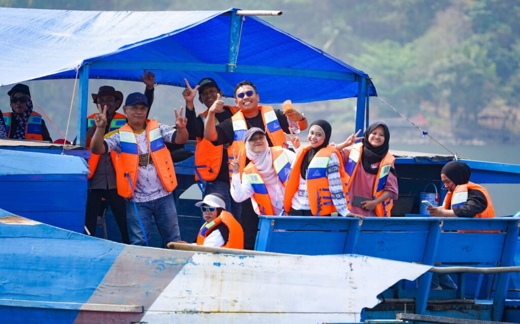 Kontingen Expo K-UMKM menyusuri Danau Matano, pariwisata lutim