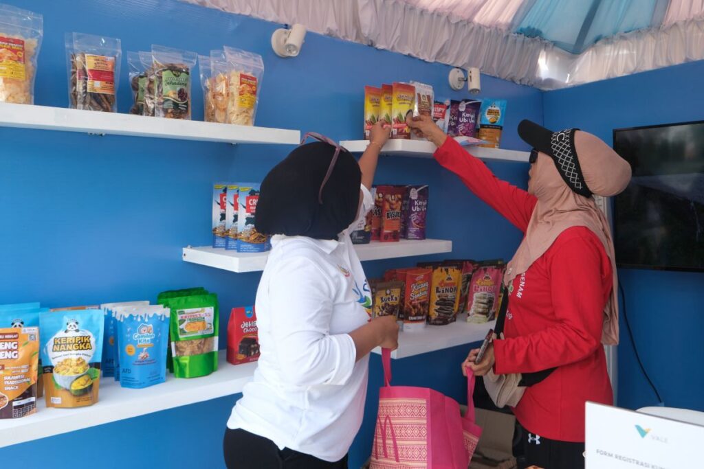 Pengunjung mendatangi gerai UMKM binaan PT Vale Indonesia pada HUT ke-357 Sulawesi Selatan di Makassar