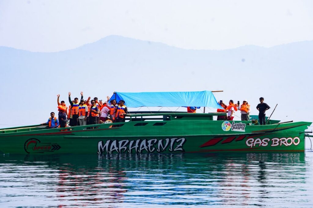Peserta jelajah Danau Matano di Luwu Timur menaiki perahu menyusuri kawasan wisata danau