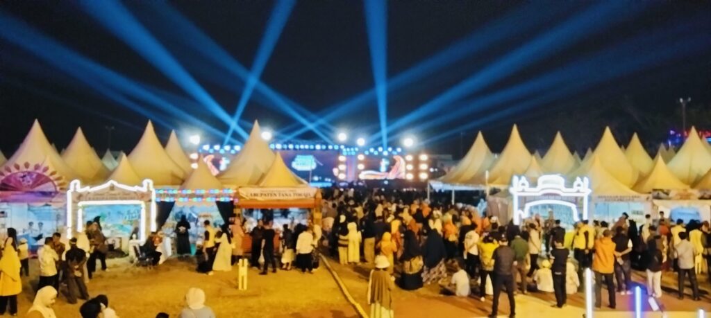Pengunjung memadati arena Expo K-UMKM Harkopnas ke-79 di Sorowako, Luwu Timur