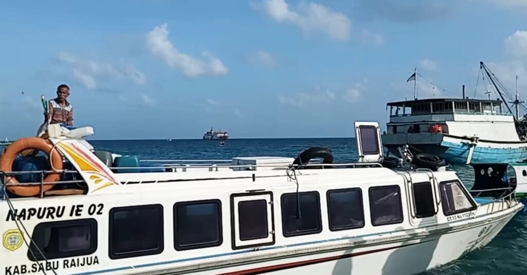 Perahu nelayan bersandar di dermaga Raijua, Kabupaten Sabu Raijua