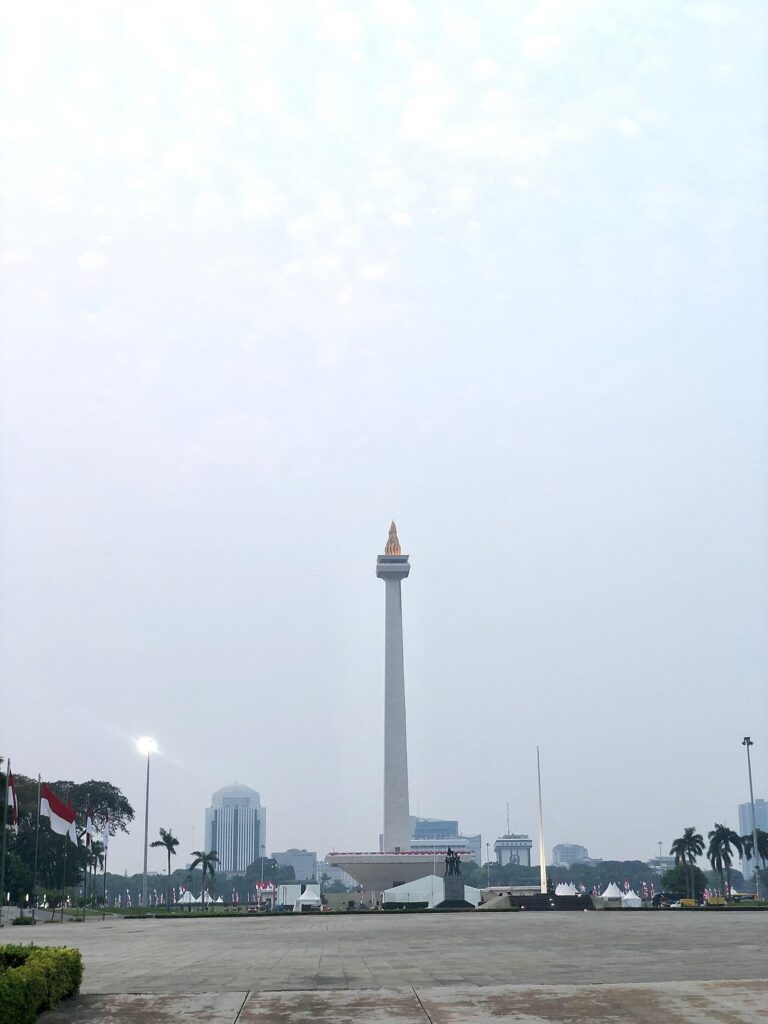 Monumen Nasional Jakarta yang berada di pusat kota, dekat sejumlah titik aksi demonstrasi
