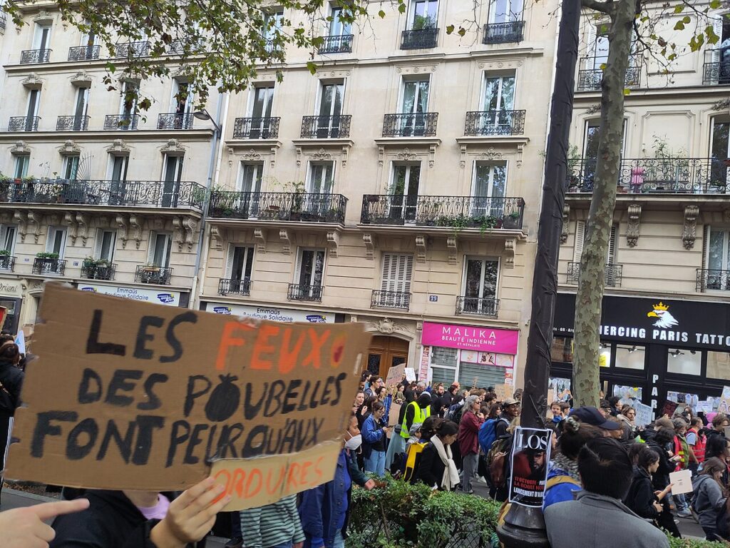 Massa peserta demonstrasi biaya hidup di Paris pada 17 Oktober 2026