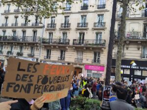 Massa peserta demonstrasi biaya hidup di Paris pada 17 Oktober 2026