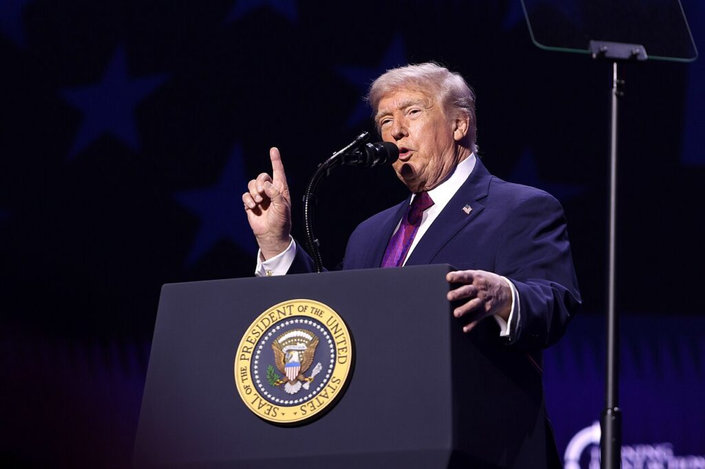 Presiden Amerika Serikat Donald Trump berbicara di depan pendukung dalam sebuah acara politik