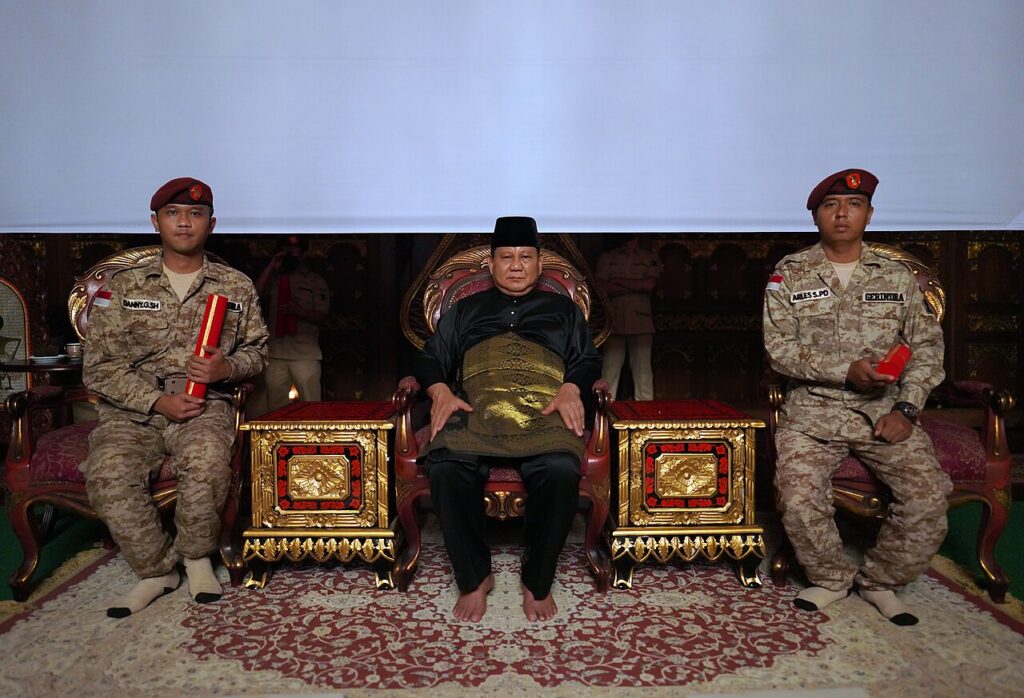 Presiden Prabowo Subianto berfoto bersama warga di kediamannya di Hambalang, Kabupaten Bogor