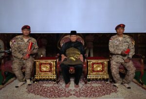 Presiden Prabowo Subianto berfoto bersama warga di kediamannya di Hambalang, Kabupaten Bogor