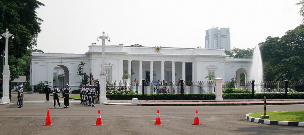 Pengibaran bendera dan pergantian penjaga di Istana Merdeka Jakarta