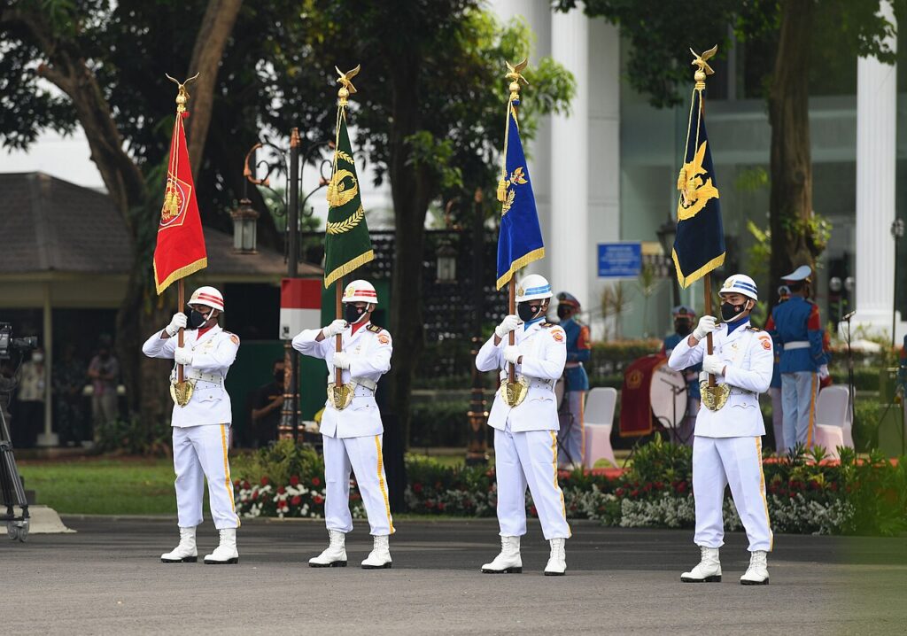 Pasukan pengibar bendera TNI berbaris di halaman Istana Merdeka, Jakarta